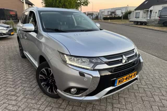 Mitsubishi Outlander (2016) thumbnail 2