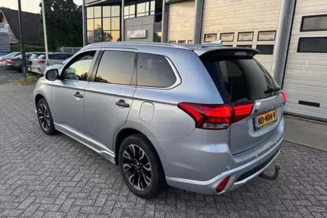 Mitsubishi Outlander (2016) thumbnail 3
