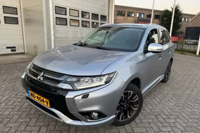 Mitsubishi Outlander (2016) thumbnail 4