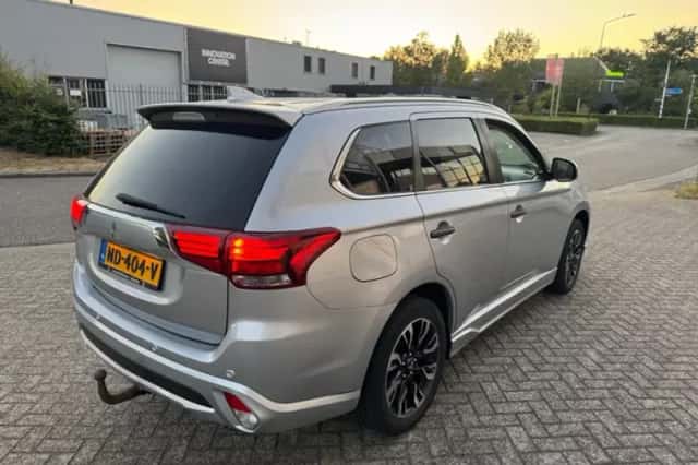 Mitsubishi Outlander (2016) thumbnail 5