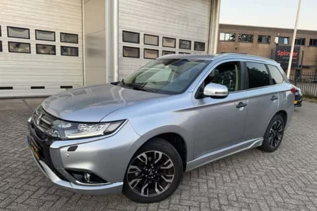 Mitsubishi Outlander (2016) thumbnail 6