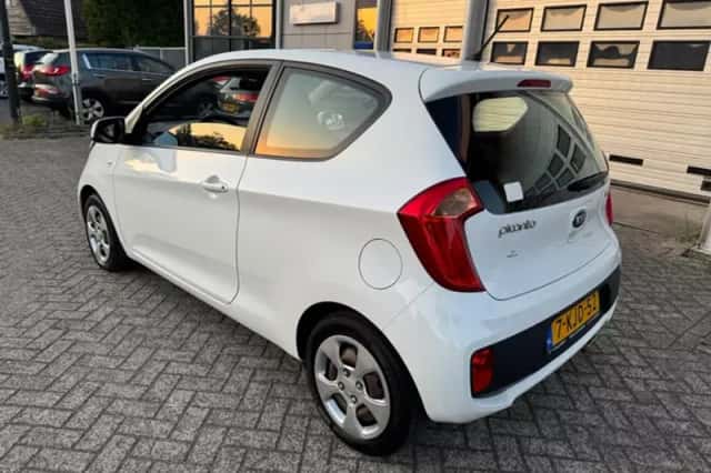Kia Picanto (2013) thumbnail 3