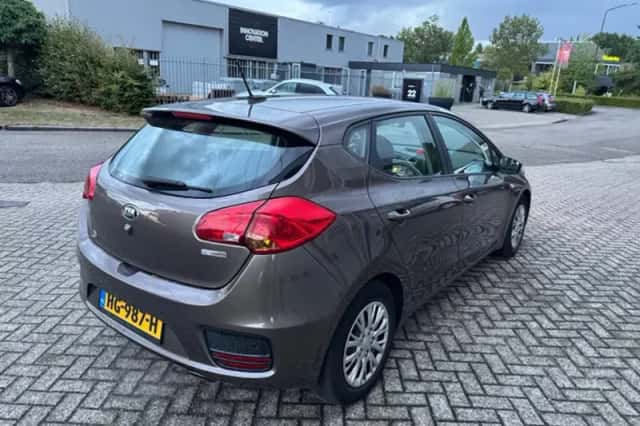 Kia Cee'd (2015) thumbnail 5