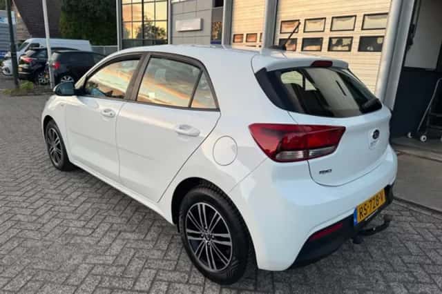 Kia Rio (2018) thumbnail 3