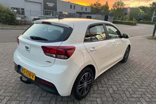 Kia Rio (2018) thumbnail 5