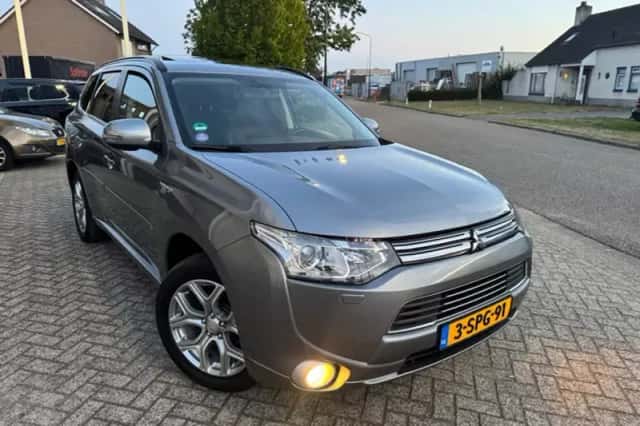 Mitsubishi Outlander (2013) thumbnail 2