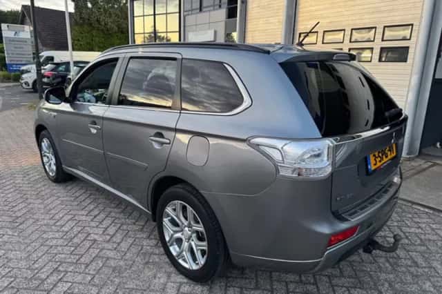 Mitsubishi Outlander (2013) thumbnail 3