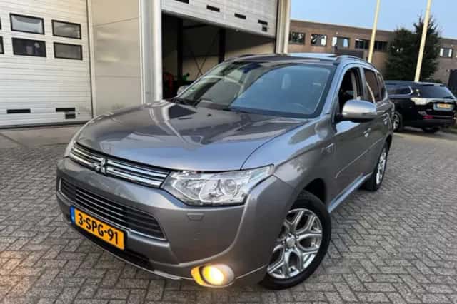Mitsubishi Outlander (2013) thumbnail 4