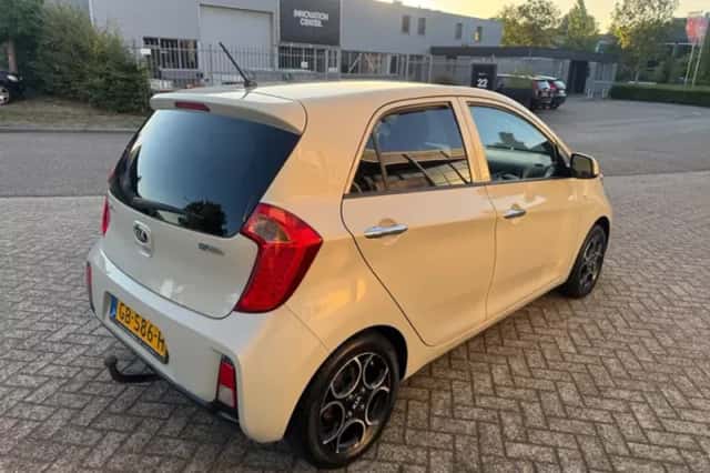 Kia Picanto (2015) thumbnail 5