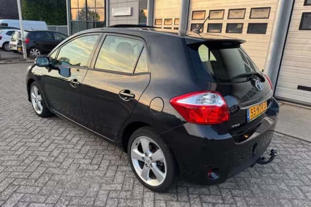 Toyota Auris (2010) thumbnail 3
