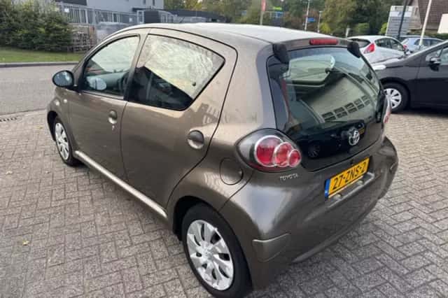Toyota Aygo (2013) thumbnail 2