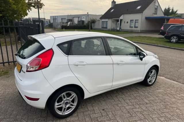 Ford Fiesta (2013) thumbnail 5