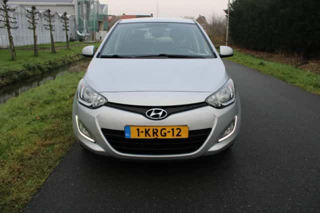Hyundai i20 (2013) thumbnail 2