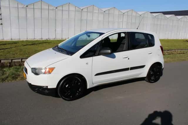 Mitsubishi Colt (2010) thumbnail 2