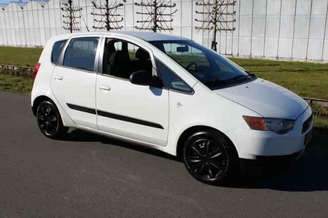 Mitsubishi Colt (2010) thumbnail 3