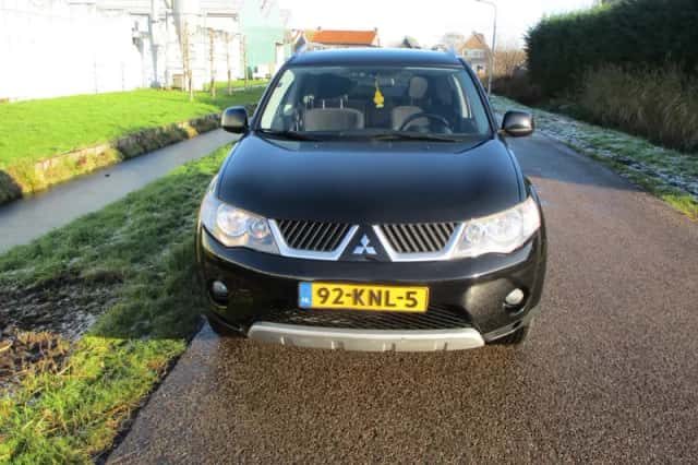 Mitsubishi Outlander (2010) thumbnail 2