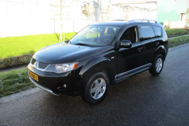 Mitsubishi Outlander (2010) thumbnail 3