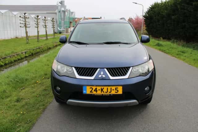 Mitsubishi Outlander (2009) thumbnail 2