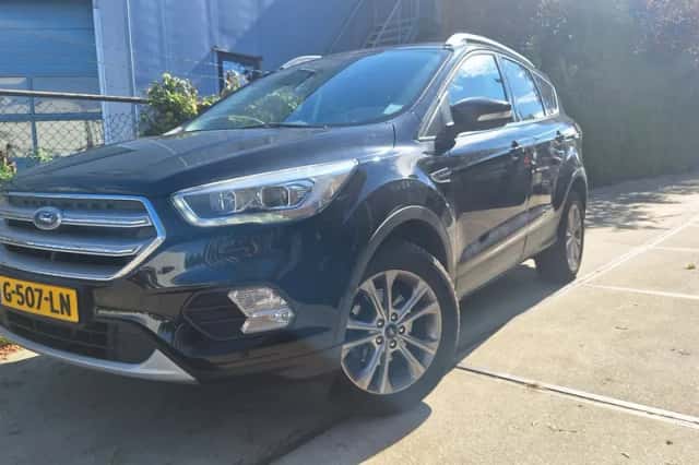 Ford Kuga (2018) thumbnail 1