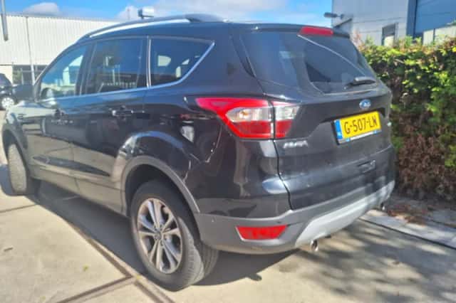 Ford Kuga (2018) thumbnail 3