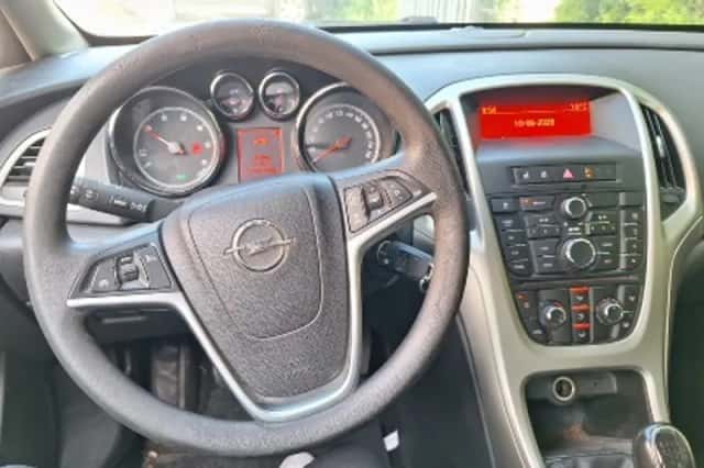 Opel Astra (2011) thumbnail 5