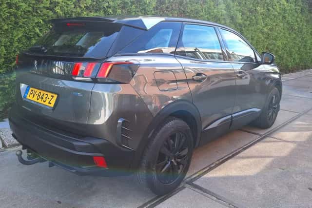 Peugeot 3008 (2017) thumbnail 2