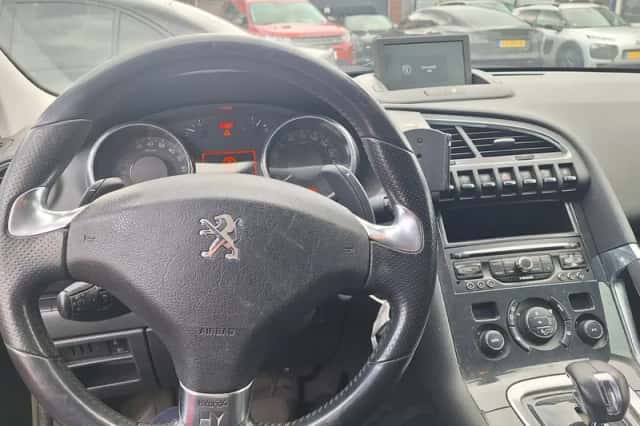 Peugeot 3008 (2014) thumbnail 6