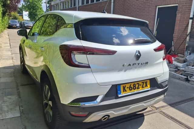 Renault Captur (2021) thumbnail 2