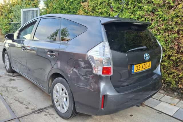 Toyota Prius (2012) thumbnail 2