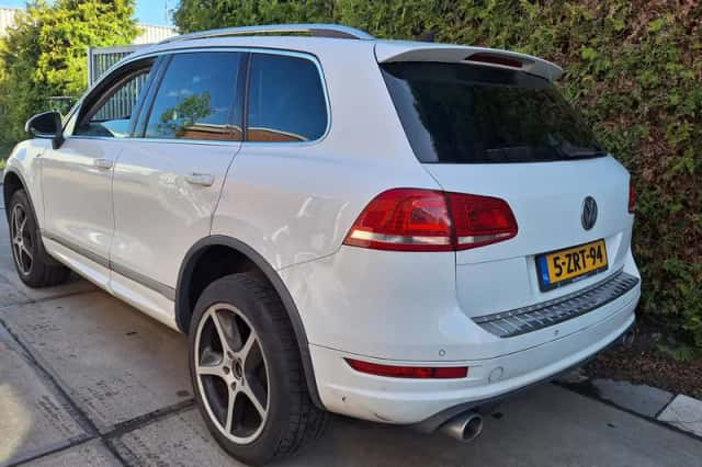 Volkswagen Touareg (2012) thumbnail 2