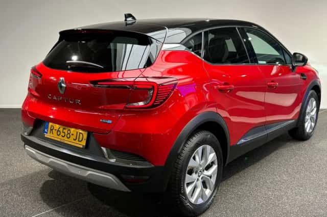 Renault Captur (2022) thumbnail 2
