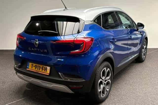 Renault Captur (2022) thumbnail 2