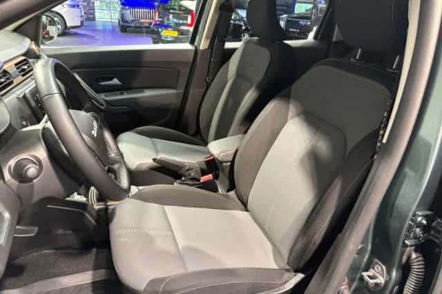 Dacia Duster (2023) thumbnail 5