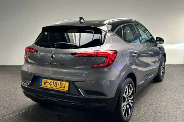 Renault Captur (2022) thumbnail 2