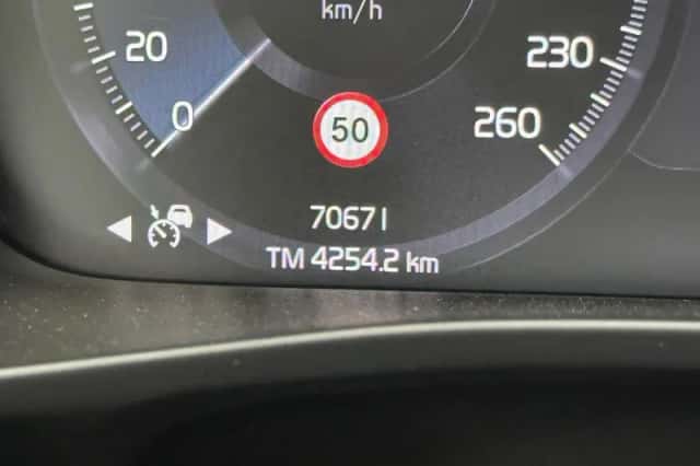 Volvo XC40 (2021) thumbnail 4