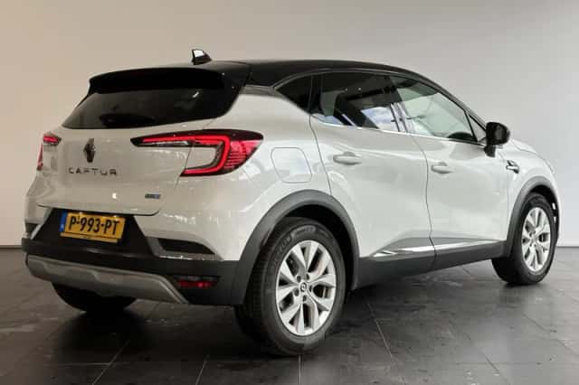 Renault Captur (2022) thumbnail 2