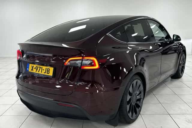 Tesla Model Y (2023) thumbnail 2