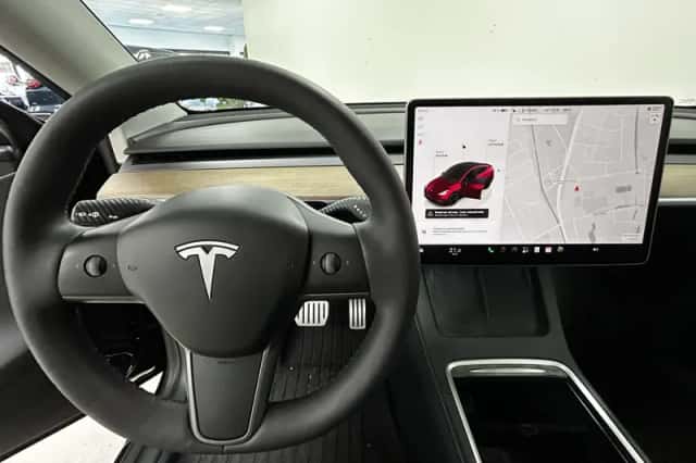 Tesla Model Y (2023) thumbnail 3