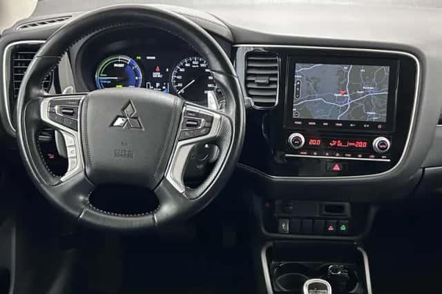Mitsubishi Outlander (2021) thumbnail 3