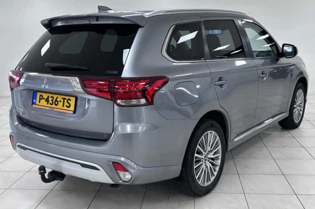 Mitsubishi Outlander (2021) thumbnail 2