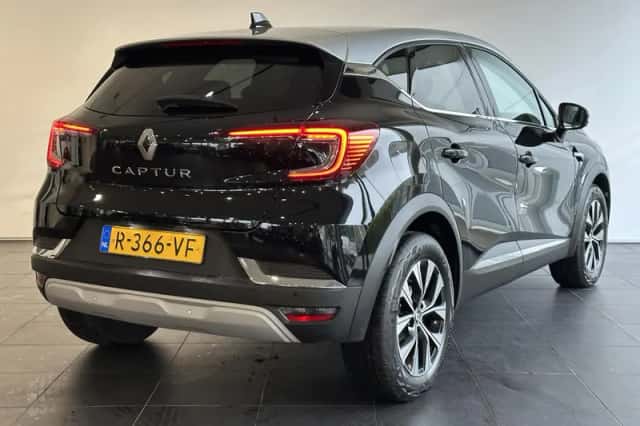 Renault Captur (2022) thumbnail 2