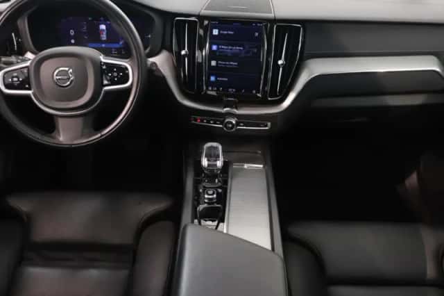Volvo XC60 (2022) thumbnail 3