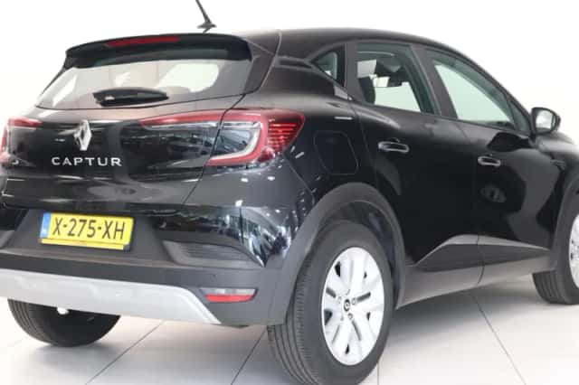 Renault Captur (2024) thumbnail 2