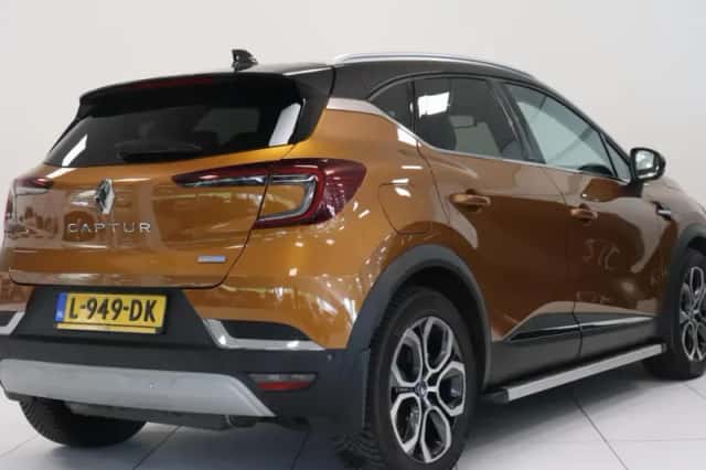 Renault Captur (2021) thumbnail 2