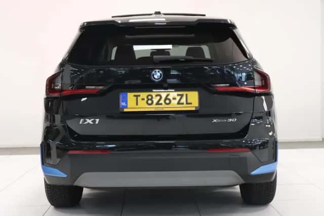 BMW iX1 (2023) thumbnail 6