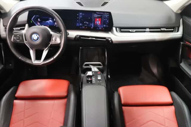 BMW iX1 (2023) thumbnail 3