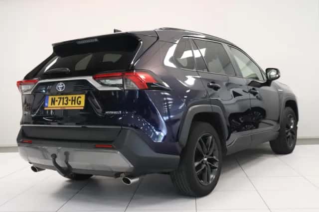 Toyota RAV4 (2021) thumbnail 2