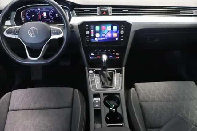 Volkswagen Passat (2023) thumbnail 3