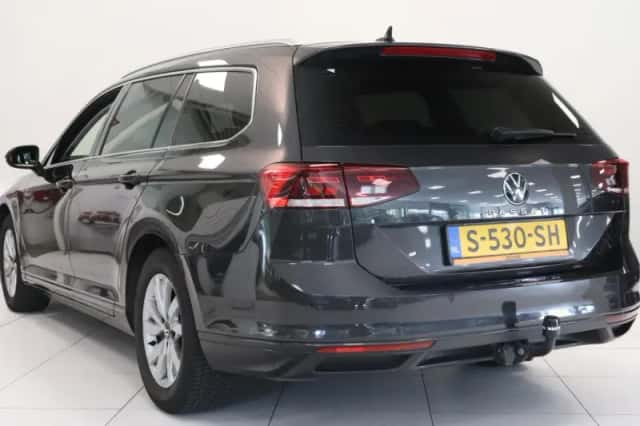 Volkswagen Passat (2023) thumbnail 5
