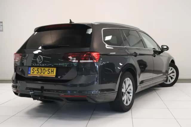 Volkswagen Passat (2023) thumbnail 2